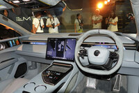 15.1インチの大型ディスプレイが目を引く「ロータス・エメヤ」の車内。55インチ相当のAR(拡張現実)ヘッドアップディスプレイも備わる。