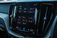 タッチパネル式の9インチディスプレイでは、ナビゲーションのほか、電話、車両設定、オーディオ、シートコントロールなどがスマートフォン感覚で操作できる。