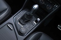 「ティグアンTDI 4MOTION Rライン」では、センターコンソールにドライブモードセレクターのダイヤルが備わる。