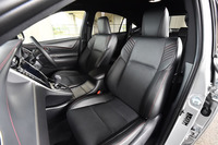 プレミアムナッパ本革で仕立てられた、上級グレード「プログレス“Metal and Leather Package”」のシート。ターボ車のシートカラーはブラックで、ほかのモデルには茶系のダークサドルタンのシートカラーも設定される。