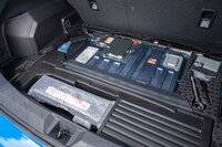 荷室のフロア下にはハイブリッドシステム用のバッテリーが積まれている。