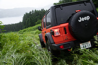 他の「ラングラー」と比べた場合、「ルビコン」シリーズのドライブトレインは8段ATのギア比は同じながら、最終減速比が3.454から4.100に低められ、またローレンジのギア比も2.717から4.000に変更されている。