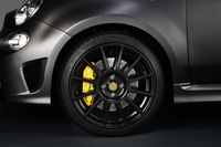 12本スポークの専用17インチアルミホイールや、イエロー仕上げのブレンボ製4ポッドブレーキキャリパーで足まわりが強化される。