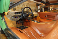 直線基調でシンプルにデザインされた「カウンタック」のコックピット。メーターナセルには7つのアナログメーターが並んでいる。ステアリングポストは固定式、シートはリクライニング機構のないタイトなバケットタイプになっている。