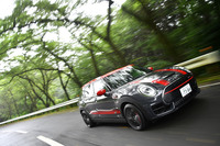 2019年10月に導入された「MINIクラブマン」のマイナーチェンジモデル。今回、池沢早人師先生がステアリングを握ったのはトップモデルの「ジョンクーパーワークス」で、最高出力306PSの2リッター直4ターボエンジンを搭載する。