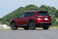 新しい「エクストレイル」の価格はFWD車が384万3400円~464万6400円で、4WD車が403万8100円~494万6700円。2022年の国内発売当時は319万8800円~429万8800円と347万9300円~449万9000円だった。