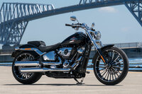 ロー&ロングなスタイルと、豪快な加速性能が魅力のカスタムクルーザーとして、2012年に登場した「ブレイクアウト」。今日の日本では、ハーレーの販売台数で常に「ローライダーST」と1位を争う人気機種となっている。