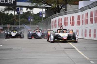 レースでは常に激しいポジション争いが展開される。しかも、WTCC(世界ツーリングカー選手権)のような接近戦が多く、接触するのも“当たり前”だ。今大会でも数回にわたってセーフティーカーが導入されたほか、多重クラッシュで赤旗中断となるなど、サバイバルレースが展開された。