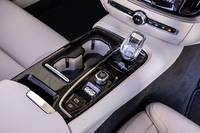 「T8」ではスウェーデンのオレフォス社製クリスタルシフトノブと、トンネルコンソール部にピアノブラック仕上げの専用デザインが採用されている。シャッター式のカバーを開けると出現するドリンクホルダーは、ガソリンエンジン搭載車とは異なるデザインになっている。