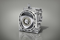 新型ロータリーエンジンは1ローター仕様で、排気量は830cc。その型式は「8C」で、排気量982ccの「10A」、同1146ccの「12A」、同1308ccの「13B」とされてきた歴代のネーミングルールが守られている。13B型ロータリーエンジンに対して、ローターの回転中心から三角形の頂点を結んだ距離である創成半径は105mmから120mmに拡大している。
