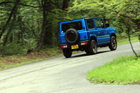 「ジムニー」のパートタイム4WDは、走行中でも2WDと4WDの切り替えが可能。ただし舗装路でも4WDのままにしていると、タイトコーナーブレーキング現象が起きるので注意が必要だ。