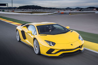 動力性能は0-100km/h加速が2.9秒で、最高速は350km/h以上。