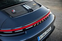 リアには、「ポルシェ911」の誕生60周年を祝したエンブレムが装着される。また「ヘリテージデザインパッケージ」装着車では、写真のように「PORSCHE」ロゴの色がゴールドとなる。