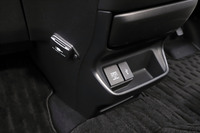 今どきのファミリーカーだけに充電機能は充実。センタークラスターの下やダッシュボードの助手席側、そして荷室側壁と、各所にUSBポートやアクセサリーソケットが設置されている。また純正アクセサリーで、2列目シート向けのUSBポートも用意される。