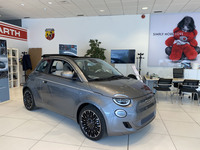 EVである新型「フィアット500カブリオ ラ・プリマ」。シエナのFCA系販売店であるスコッティにて2021年1月に撮影。