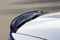 リアエンドには、ブラックのガーニーフラップ付きアクティブスポイラーが備わる。70km/hで上方に30mmせり出し、車体前後のリフトバランスを最適化させる。