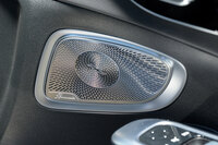 オーディオ関連では、Burmester 3Dサラウンドサウンドシステムやサウンドパーソナライゼーション機能なども標準装備となる。