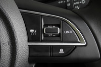 AT仕様に備わるアダプティブクルーズコントロールの操作スイッチ。いずれは「ジムニー/ジムニー シエラ」にも採用されるのだろうか?