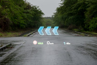 フロントウィンドウに、車速やナビゲーションの方向指示などを投影できる「ARヘッドアップディスプレイ」。機能的でわかりやすいのはもちろん、表示の発色のよさや、右左折を指示するアニメーションの滑らかさにも驚かされる。