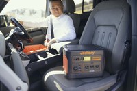 クルマにソケットが豊富に備わっていても、車載バッテリーの残量を考えると過度の使用は気になるもの。その点、ポータブル電源は強い味方になってくれる。