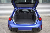 「120」の荷室容量は300~1135リッター。40:20:40分割のリアシートは欧州仕様ではオプションとなる。