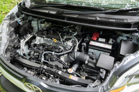 純ガソリン車に搭載される「M15A-FKS」型1.5リッター3気筒エンジン。従来モデルのエンジンより最高出力が11PS(109PS→120PS)、最大トルクが9N・m(136N・m→145N・m)アップしているほか、燃費も17.0km/リッターから18.3~18.4km/リッターへと改善している(WLTCモード)。