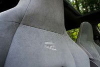 背もたれには「R」のステッチが施される。