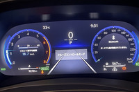 メーターパネルには12.3インチの大型液晶ディスプレイを採用している。写真はACCの作動状況を表示させた様子。ヘッドアップディスプレイが装着された今回の試乗車両は、ステアリングホイール右側のタッチトレーサーオペレーションを介してACCを操作する。音声対話サービスを使用して、設定車速と車間設定を変更することもできる。