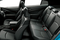 従来の4人から5人に乗車定員が増やされた「プリウスPHV」のインテリア。