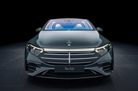 「EQS」は、2024年4月発表の改良モデルで顔まわりの意匠を変更。以前よりは「EQE」との見分けがつくようになった。