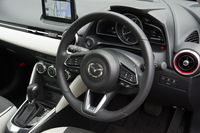 運転席まわりでは、全周において握り心地が同じとなるよう配慮して設計したという、新デザインのステアリングホイールが採用された。