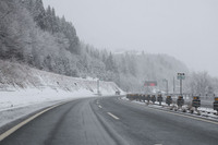 雪が積もり始め滑りやすくなった路面に遭遇しても、オールシーズンタイヤを装着していれば、走り続けることができる。