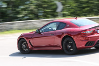 動力性能については、最も高性能な「グラントゥーリズモMC」で0-100km/h加速が4.7秒、最高速が301km/hと公表されている。