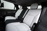 後席は先代モデルよりもレッグルームが31mm、ニークリアランスが20mm広くなった。