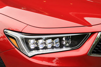 “ジュエルアイ”と名付けられた特徴的なヘッドランプ。デザイン上の美しさと、ワイドで遠くまで届く配光の両立が図られている。