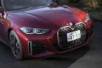現行型の「4シリーズ」と同様、大きな縦型グリルが目を引くフロントフェイス。「セリウムグレー」のキドニーグリルやエアインテークで他モデルとの差別化が図られている。