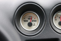 「バイパー」の場合、水温がおおむね華氏210度になるとサーモスタットが開いて冷却ファンが回るので、異常がなければ、水温計はいつも写真のような位置を示している。