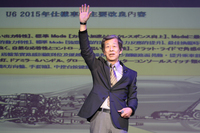 観衆に「馬力と燃費は両立しないと思う方は?」と問いかけ、挙手を求める。