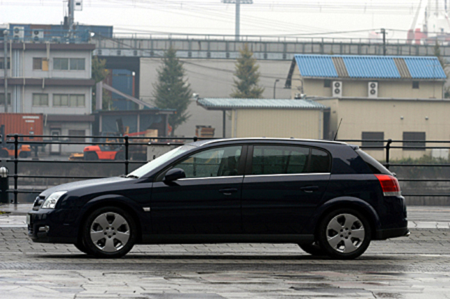 【スペック】シグナム2.2:4635×1800×1460mm/ホイールベース=2830mm/車重=1510kg/駆動方式=FF/2.2リッター直4DOCH16バルブ(155ps/6600rpm、22.4kgm/3800rpm)/車両本体価格=355.0万円(テスト車=396.5万円/トラベルアシスタント(11.5万円)/DVDオペルナビゲーションシステム付AVステーション(30.0万円))