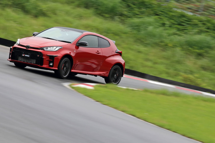 4WDシステム「GR-FOUR」には、コーナー手前でのブレーキング時にわずかにリアに駆動力を伝え、リアのコントロール性を高める制御が備わっている。4WDモードが「スポーツ」「トラック」の場合に作動する。