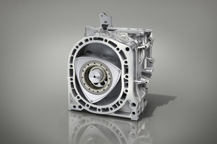 「8C」型と呼ばれる新開発の1ローターエンジン。排気量は830ccで、最高出力71PS/4500rpm、最大トルク112N・m/4500rpmを発生する。