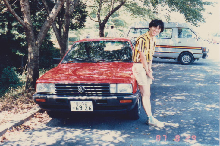 筆者が初めて購入したのは「日産サンタナXi5 アウトバーンDOHC」。赤のマニュアル車は希少だった。写真は25歳の頃のもの。