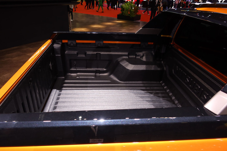 三菱トライトン