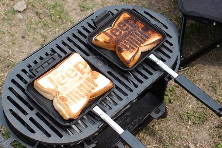 試乗会場でディスプレイされていた“ジープトースト”。表面に見られる(ジープの)グリルが、ストーブのグリルになじんでいる。