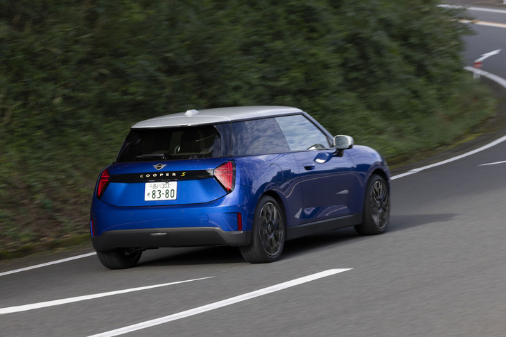 【MINIクーパー3ドアSEのスペック】
	ボディーサイズ:全長×全幅×全高=3860×1755×1460mm/ホイールベース:2525mm/車重:1640kg/駆動方式:FWD/モーター:交流同期電動機/最高出力:218PS(160kW)/7000rpm/最大トルク:330N・m(33.7kgf・m)/1000-4500rpm/タイヤ:(前)225/40R18 92V XL/(後)225/40R18 92V XL(ミシュランeプライマシー)/一充電走行距離:446km(WLTCモード)/交流電力量消費率:133Wh/km(WLTCモード)/価格:531万円
	
	【取材時の電費データ】
	テスト距離:242.4km(市街地1:高速道路7:山岳路2)/消費電力量:--kWh/参考電力消費率:5.7km/kWh(車載電費計計測値)