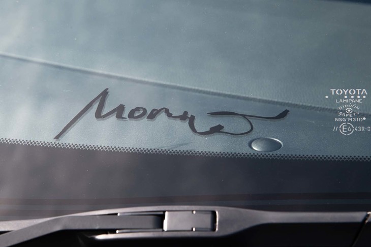 「RZ“ファーストエディション”」のウインドシールドに貼られた「Morizo」のサイン。