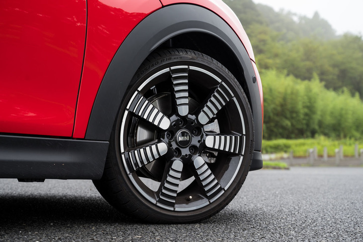 「クーパーS」のタイヤサイズは205/45R17が標準。試乗車にはオプションの18インチアロイホイールと205/40R18サイズのタイヤが装着されていた。