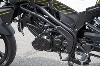 トライアンフ・スピートツイン1200(6MT)/ロイヤルエンフィールド・スクラム411(5MT)/ベネリ・レオンチーノ125(6MT)【試乗記】の画像