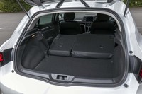 後席の背もたれを倒すことで、積載容量は1367リッターにまで拡大できる。ただし底部には傾斜や段差が残り、完全なフラットフロアにはならない。