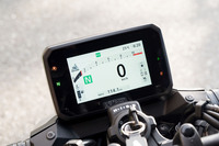 5インチのフルカラーTFT液晶メーターをはじめとする車載機器には、スマートフォンとの連携機能を採用。ハンドルスイッチおよび音声入力により、音楽再生や通話などの操作が可能となる。